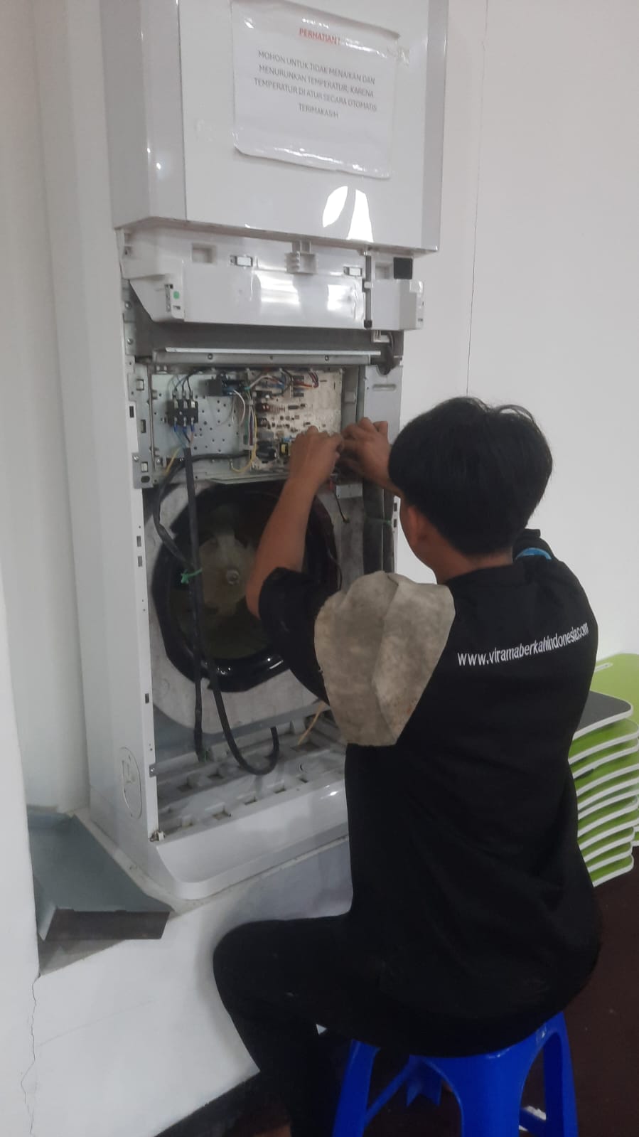 Cuci AC standing untuk menjaga hembusan udara tetap stabil
