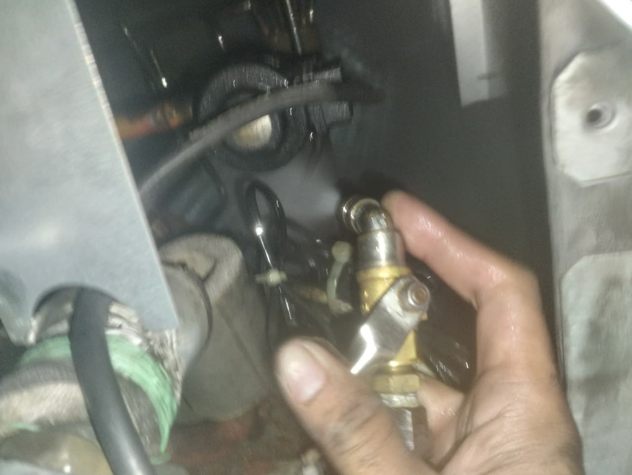 Cuci indoor split duct AC untuk aliran udara stabil