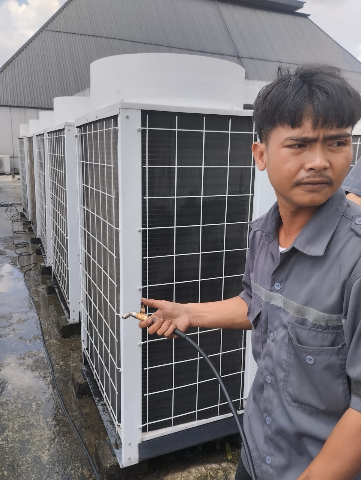 Cuci outdoor AC VRV untuk efisiensi kondensor