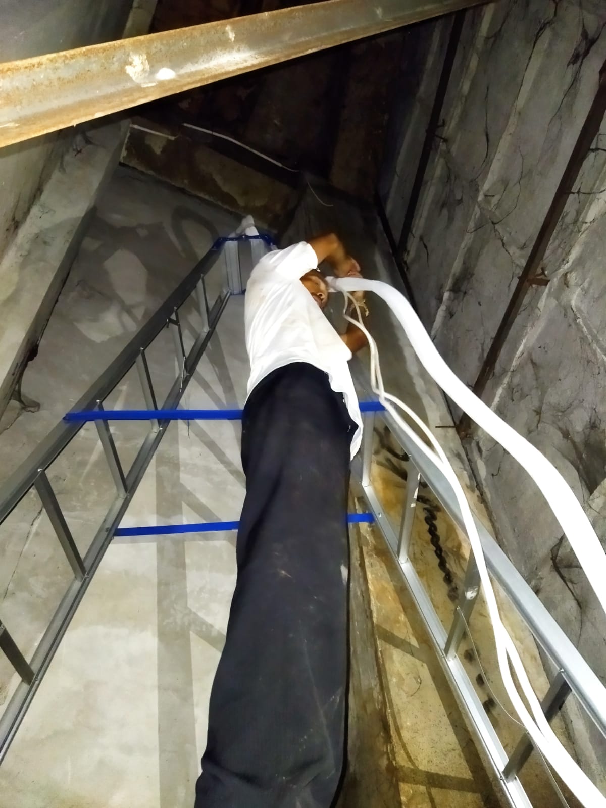 Instalasi pipa AC permeter plus material untuk jalur rapi