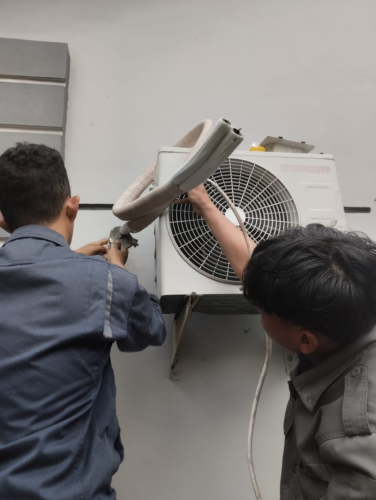 Instalasi pipa AC split untuk jalur refrigeran rapi dan tahan bocor