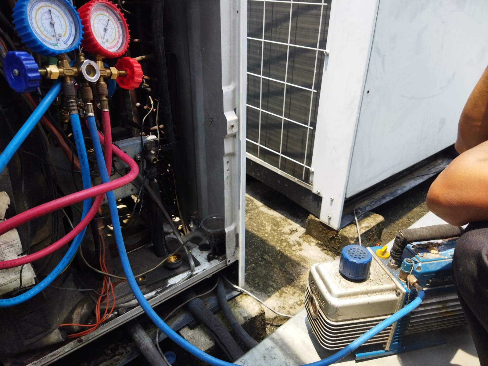 Perbaikan kebocoran unit AC VRV dengan vakum dan isi freon