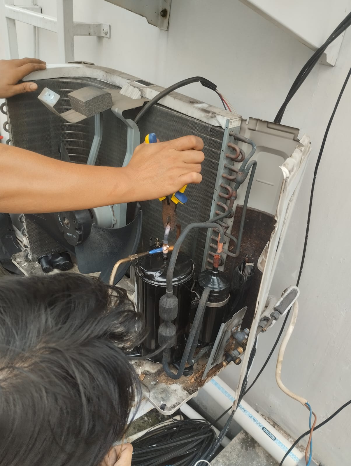 Pengelasan unit AC atau pipa pertitik untuk sambungan rapi