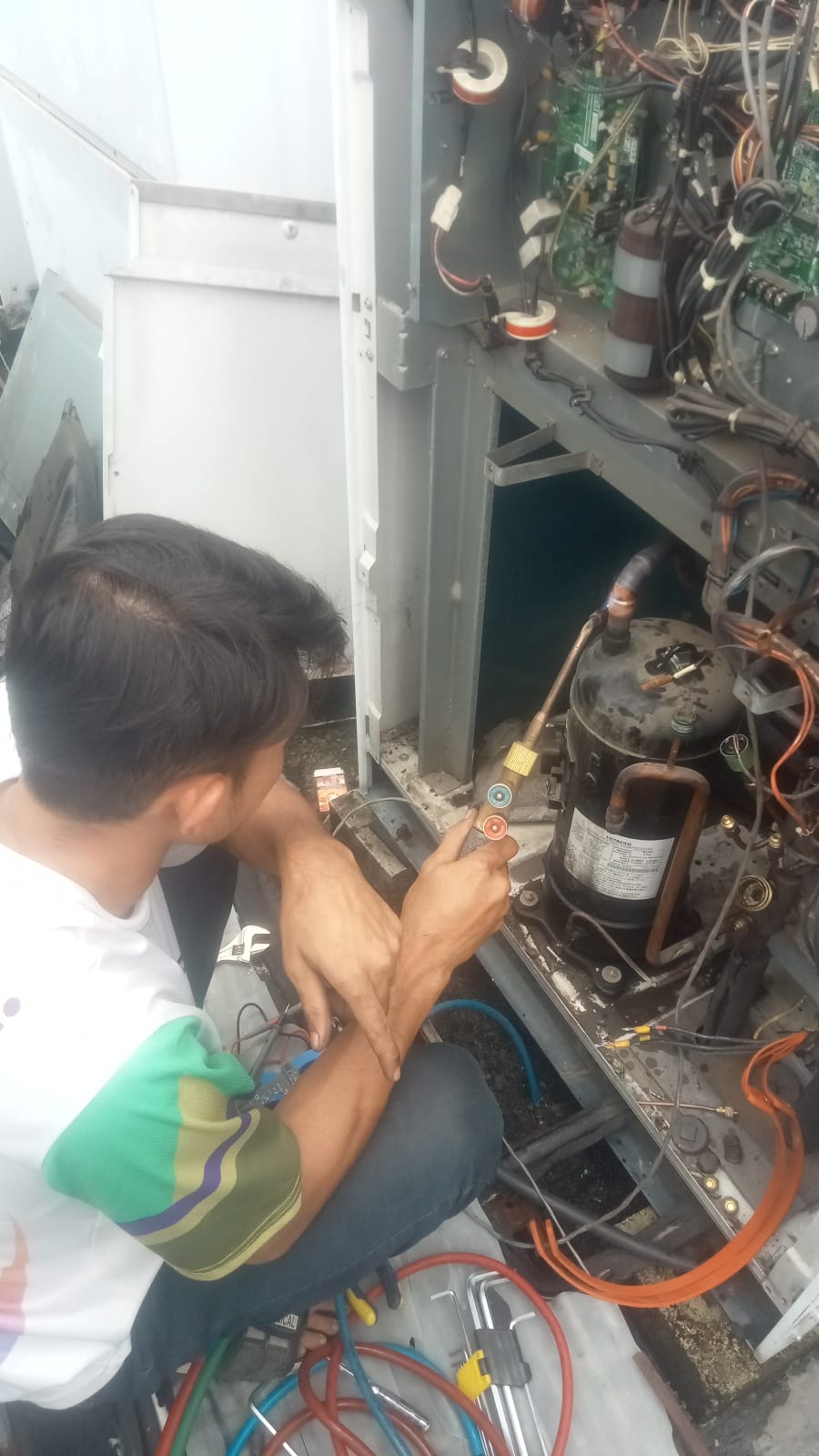 Pengelasan unit AC VRV atau pipa pertitik