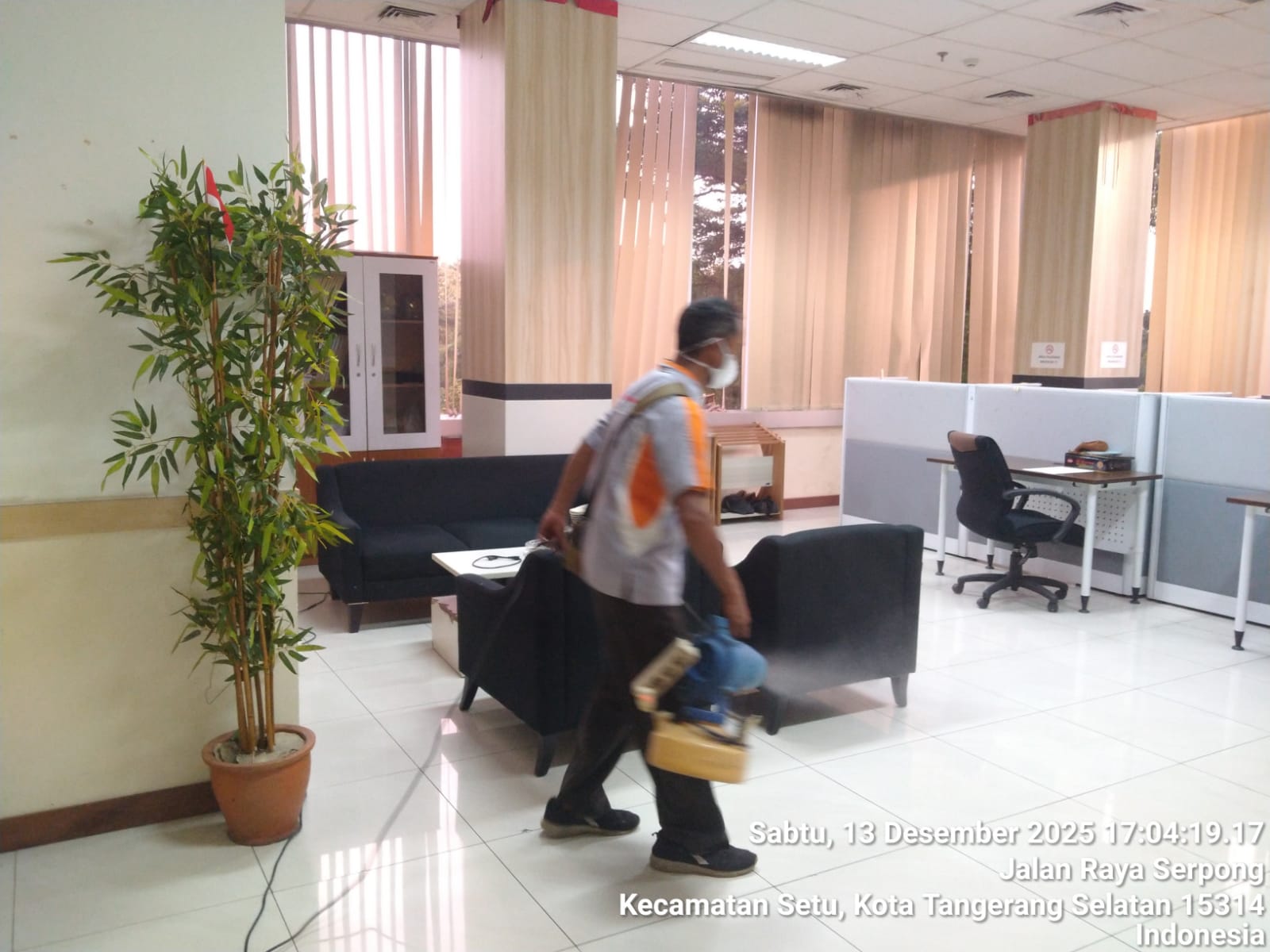 Treatment pest control cold fog perkantoran